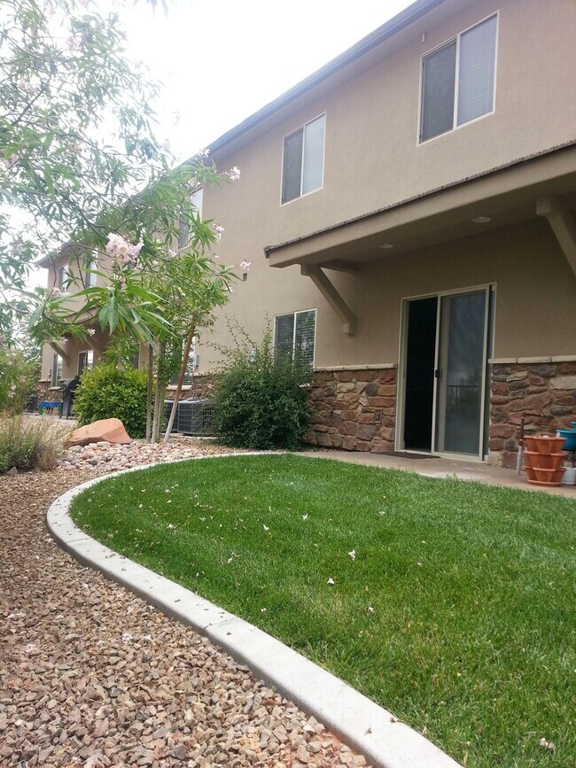 Foto del edificio - Townhome with Pool and Playground! Price R...