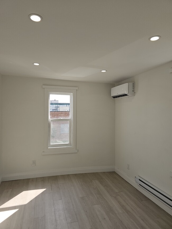 Building Photo - 833 Albert Rd