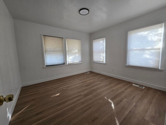 Foto del edificio - 2 Br 1 Ba ready now
