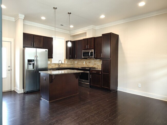 Foto del edificio - Move-In Ready Townhome located in the Stee...