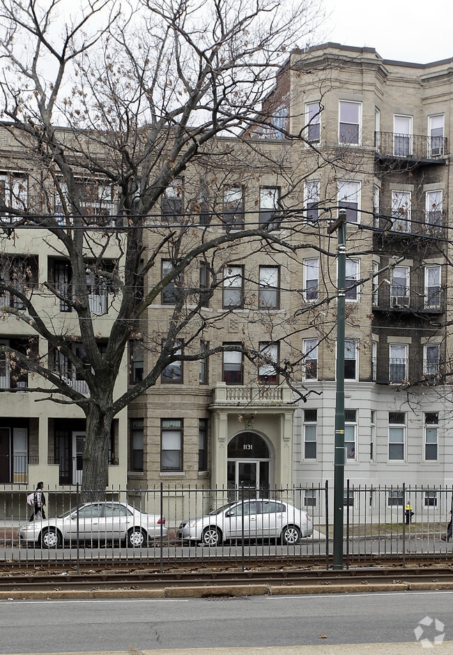 Commonwealth Gardens - Commonwealth Gardens Apartments