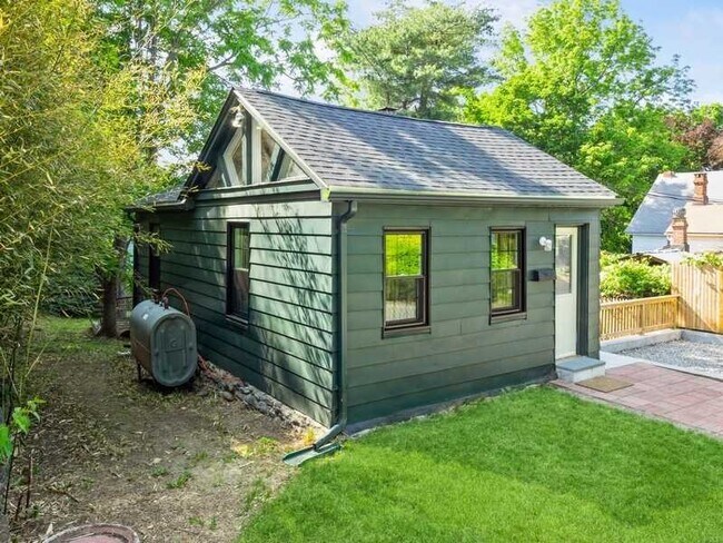 Building Photo - 19 Annan St