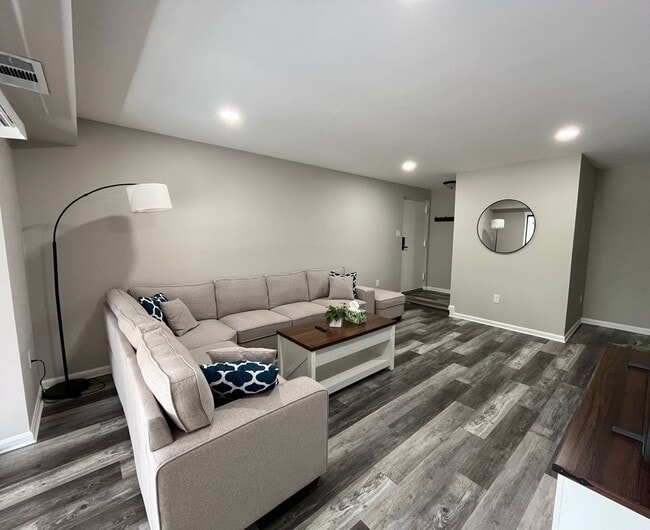 Building Photo - 10218 Bushman Dr