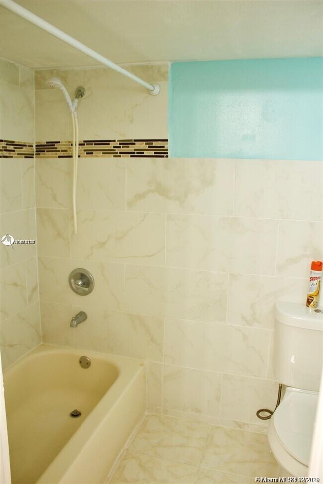 Foto del edificio - 14850 Naranja Lakes Blvd