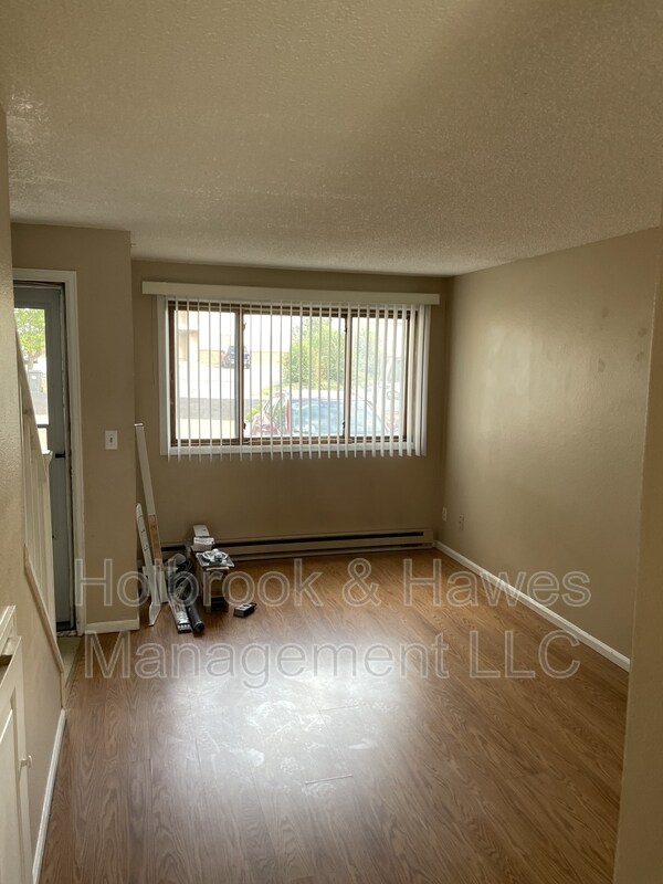 Foto del edificio - 4883 Basswood Dr