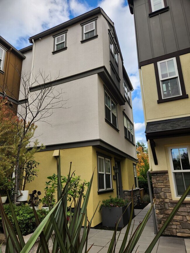 Building Photo - Modern 3 bed 2.5 bath townhome