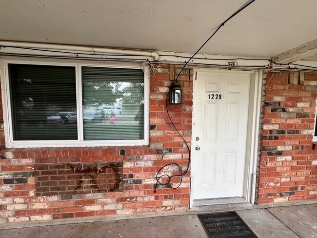 Building Photo - 1212 N Kelly Ave