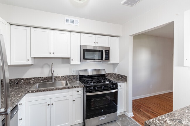 2BR, 1BA (995sqft) - Kitchen - Hamden Ridge Apartments
