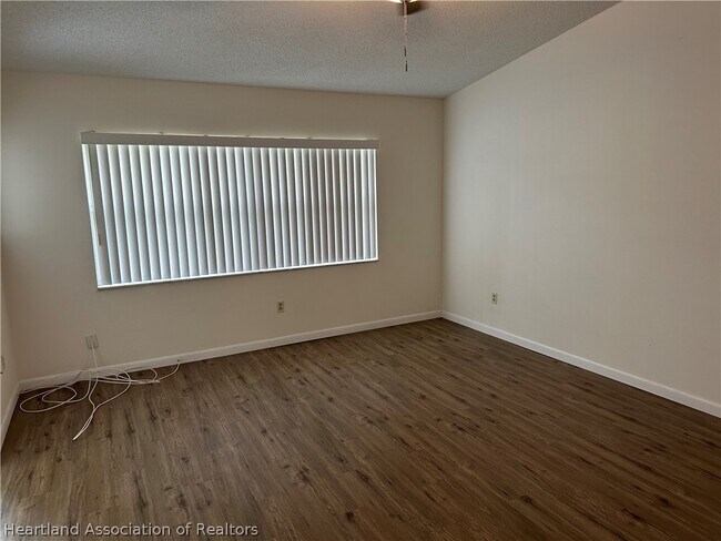 Building Photo - 5005 Manatee Dr