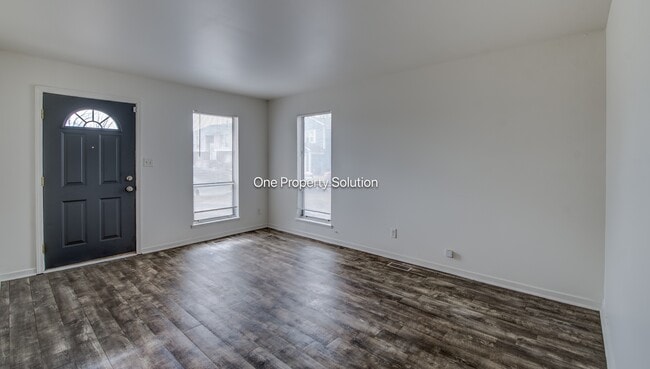 Building Photo - 924 W 60th Pl