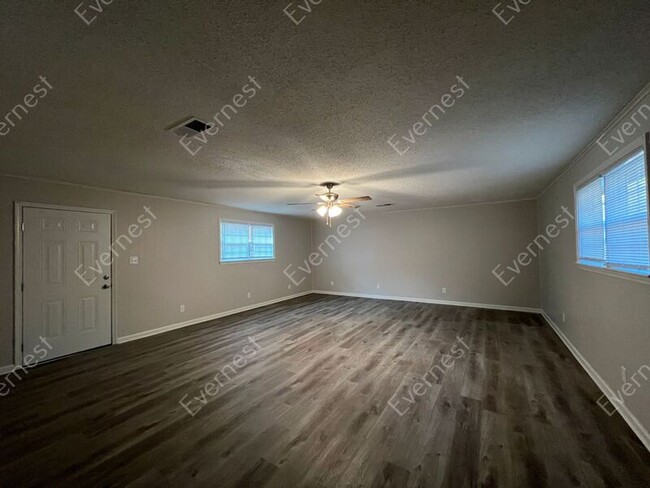 Building Photo - 3206 Ladbrook Rd