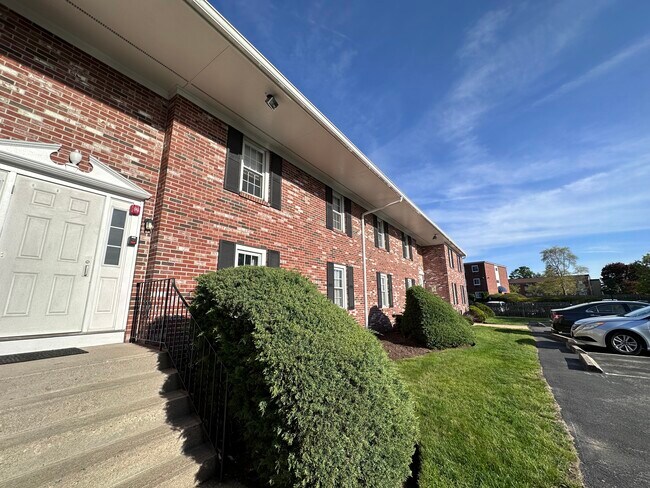 Building Photo - 2920 Pawtucket Ave