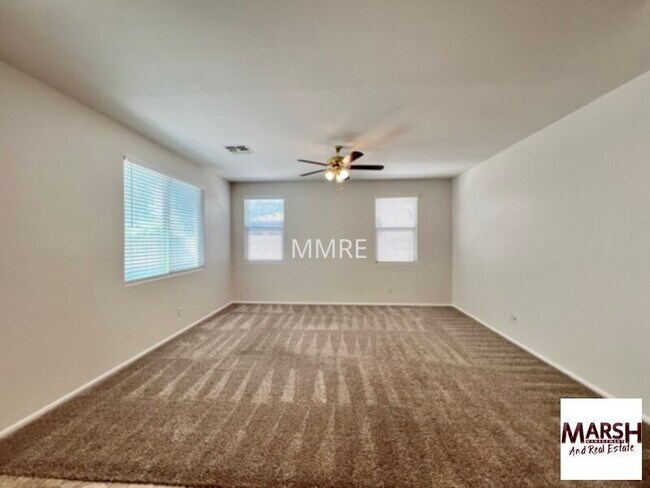 Foto del edificio - Beautiful 5 bedroom home with tons of livi...