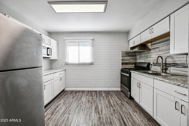 Foto del edificio - 1744 W Glendale Ave