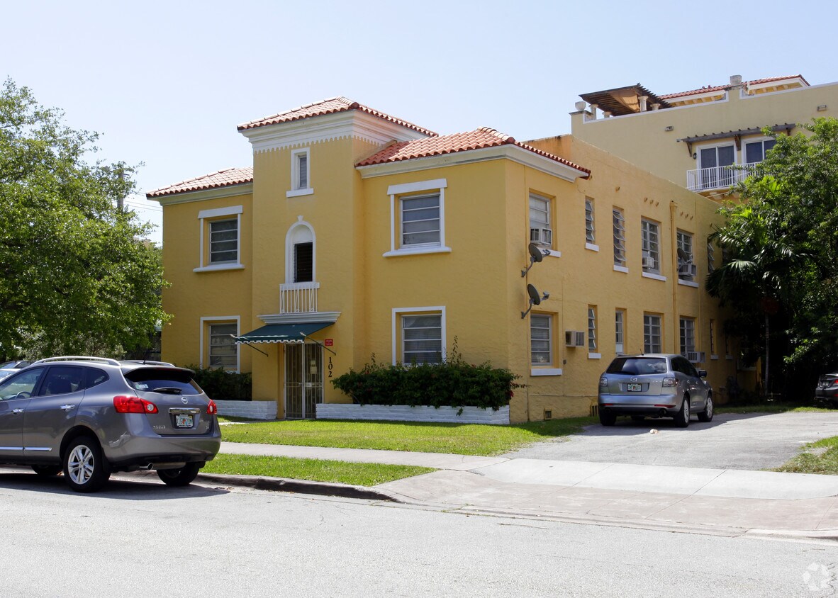 Foto del edificio - 102 Menores Ave