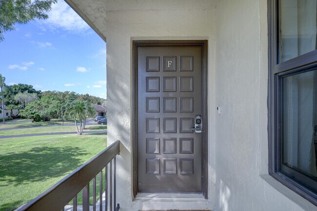 Building Photo - 8545 Casa Del Lago