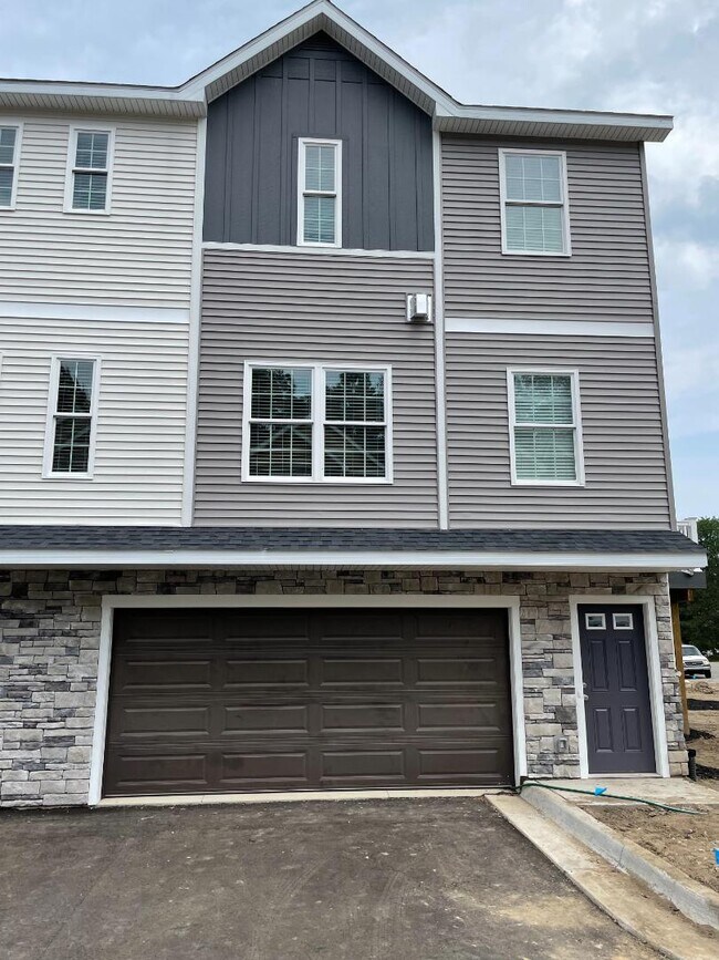 Foto del edificio - 1736 Chief Okemos Cir