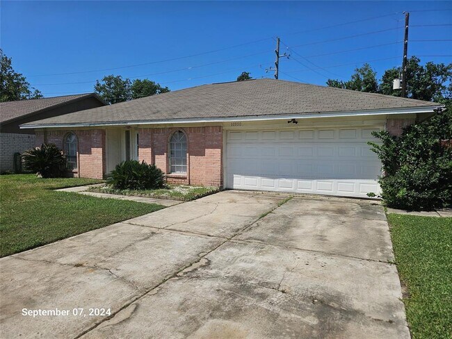 Building Photo - 10930 Fallbrook Dr