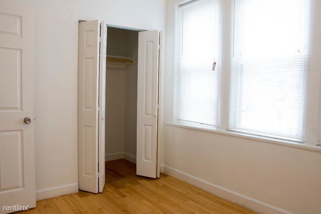 Building Photo - 1 br, 1 bath Apartment - 5101 W Monroe St