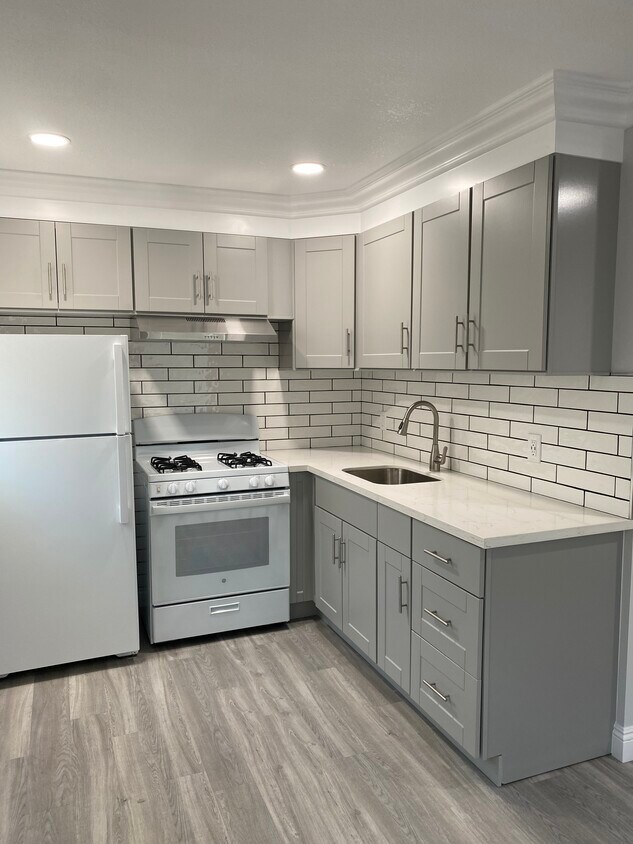 Kitchen with new applicances - 8023 Gardendale St