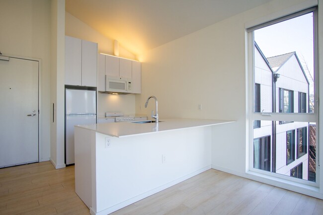Building Photo - Chic Buckman Studio w/ Vaulted Ceilings, D...