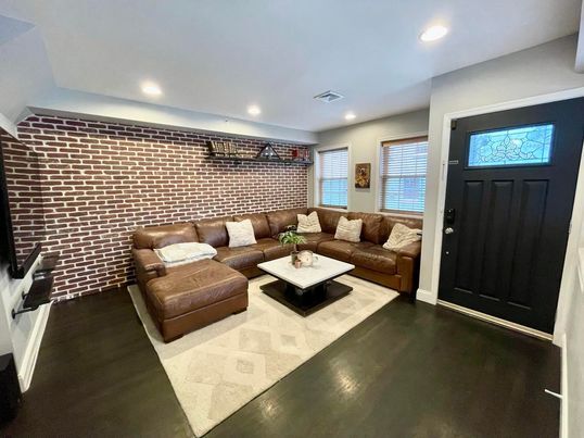 1st Floor Livingroom - 315 W George St