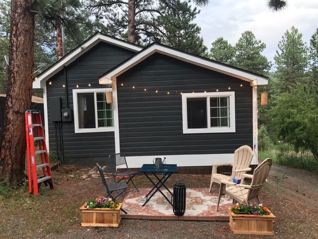 Cute and sunny 1 bedroom cottage - 6959 S. Columbine Road