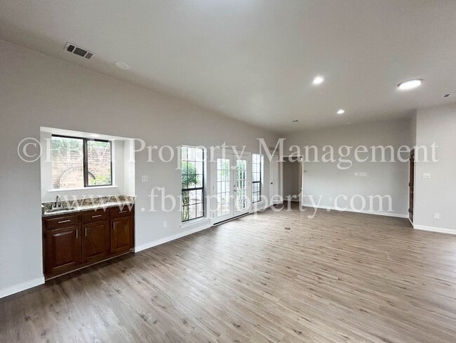 Building Photo - 806 Cresside Ln