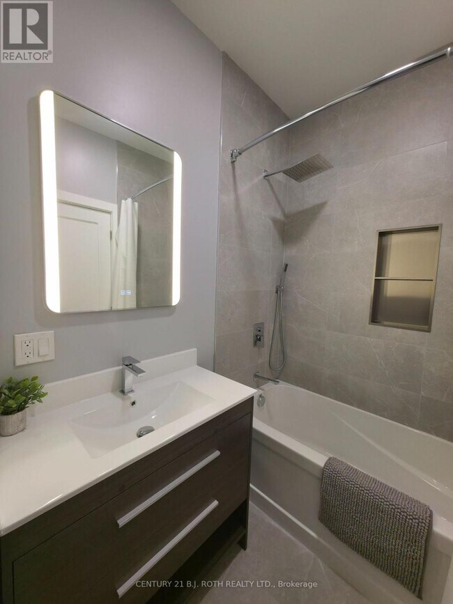 Building Photo - 82 Albert St N