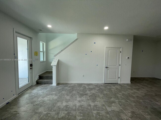 Foto del edificio - 4466 Longwood Lake Sq