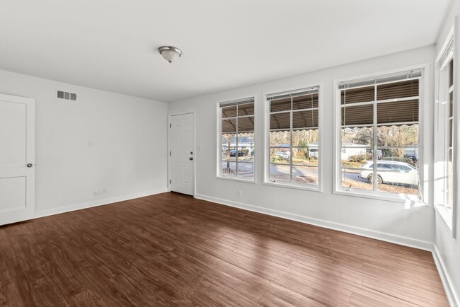 Building Photo - Beautifully Renovated 3 Bedroom 2 Bath Hom...