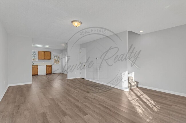 Foto del edificio - Three Bedroom, Two Level Duplex for Rent!