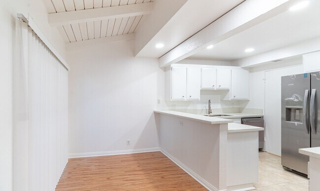 Foto del edificio - Recently Remodeled 3 Bedroom - Two Story B...