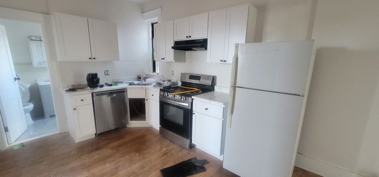No Fee! Newly Renovated Luxury Split! Heat & Hot Water Included. Near T! Great for BU Students - No Fee! Newly Renovated Luxury Split!  Heat & Hot Water Included.  Near T!  Great for BU Students