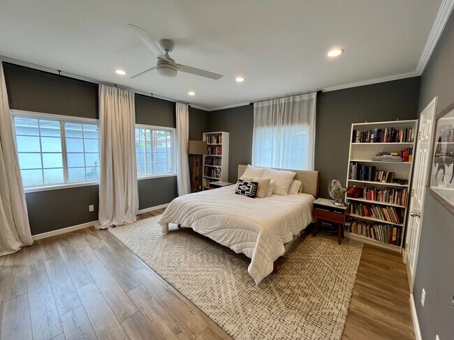 Master Bedroom - 6507 Hayvenhurst Ave