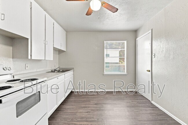 Building Photo - 2215 Riverview Dr