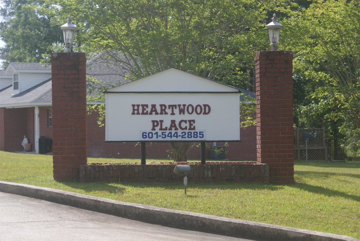 Primary Photo - 10 Heartwood Pl Dr