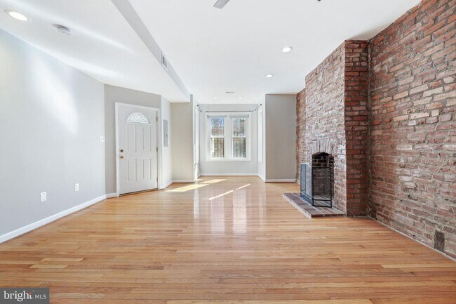 Building Photo - 504 L St NE