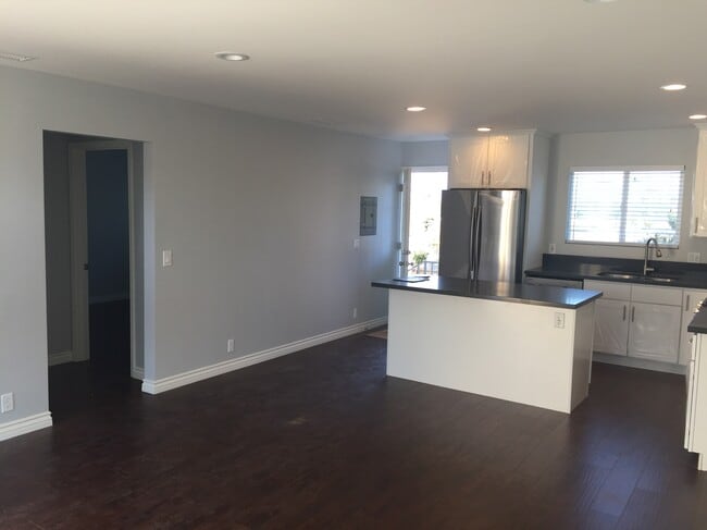 Building Photo - 8422 Glider Ave