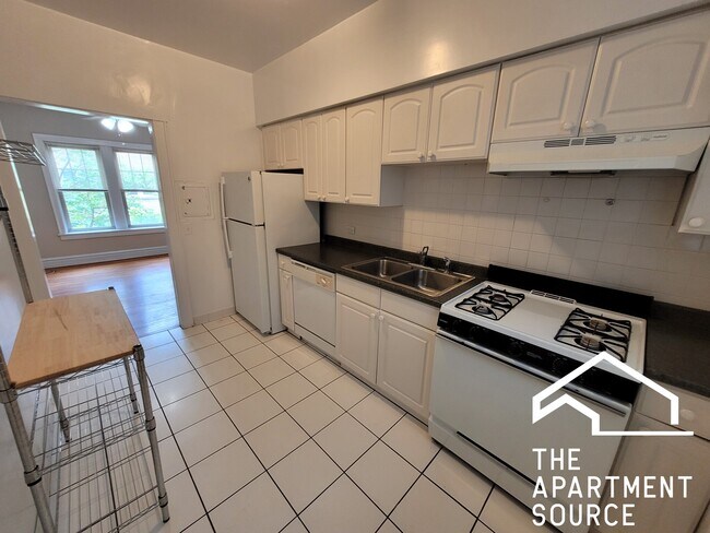 Building Photo - 916 Reba Pl