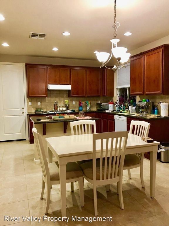 Foto del edificio - 4 br, 3 bath House - 12 Okeefe Ct