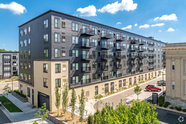Acceso al estacionamiento - Marshall Avenue Flats