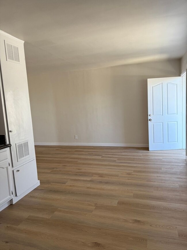 Building Photo - Makee Ave