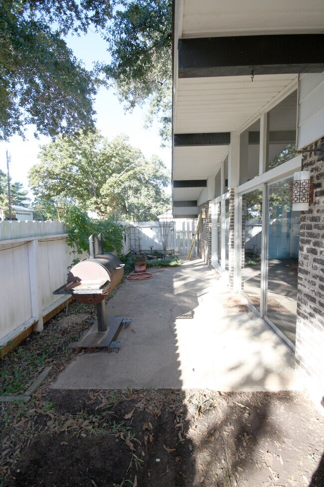 Building Photo - 1405 Terre Haute Dr