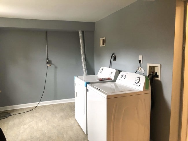 Building Photo - 632 Franklin St NE