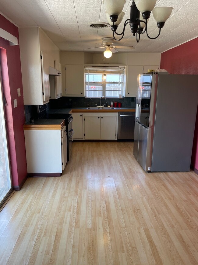 Kitchen - 1506 S Iowa St