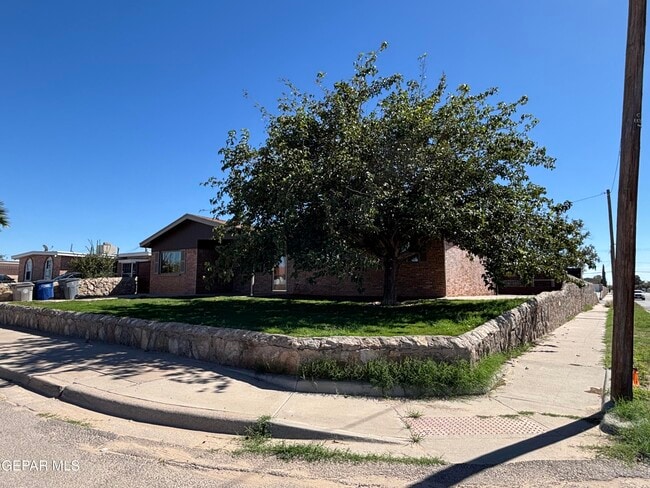 Building Photo - 201 Romeria Dr