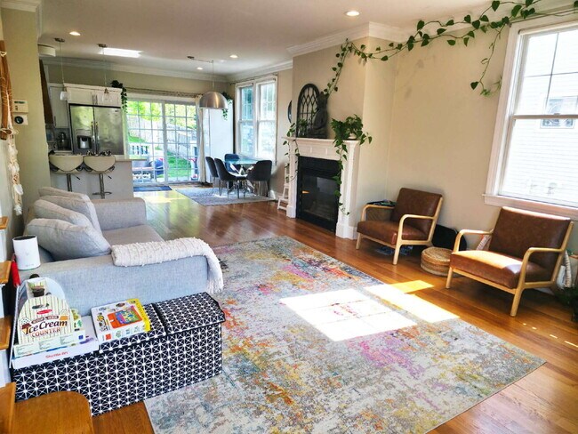 Foto del edificio - Spacious 3BR End-Unit Townhome with Finished Basement & Tandem Parking