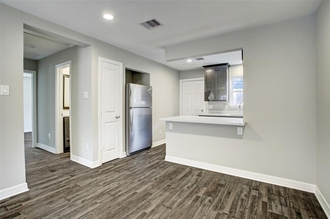 Building Photo - 10002 Neuens Rd