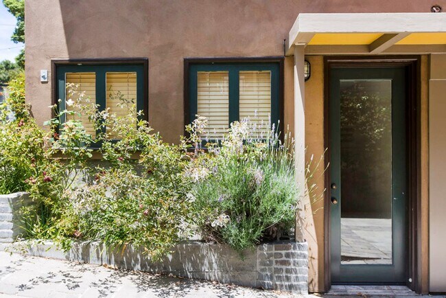 Foto del edificio - Sunny Apartment in Elmwood Neighborhood